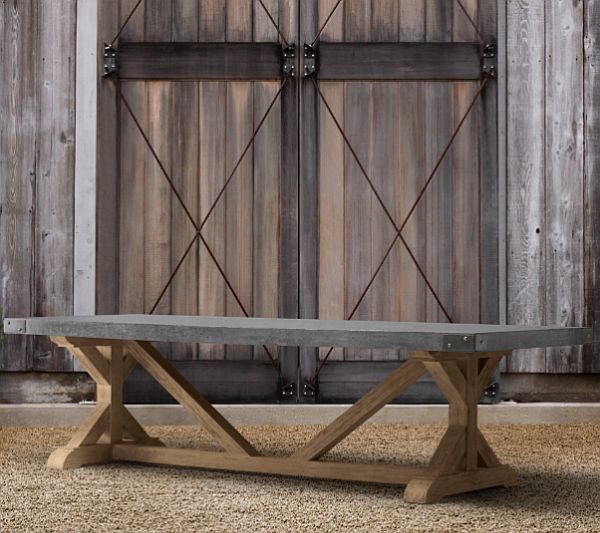 Niedriger Außenholzesstisch aus Holz und Beton