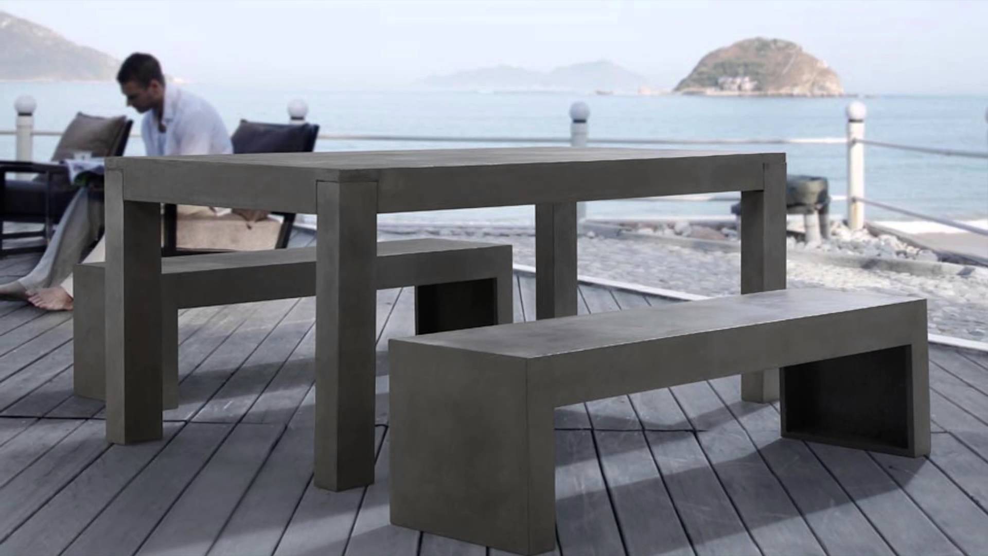Minimalistischer Außentisch mit zwei Bänken auf einer Terrasse