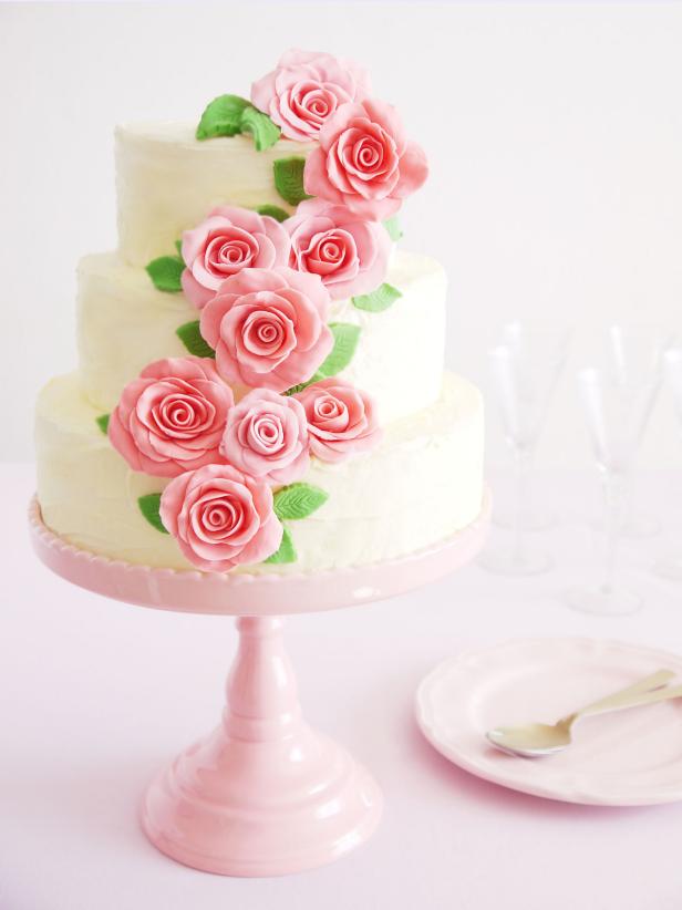 Hochzeitstorte mit rosa Rosen-deko für torten