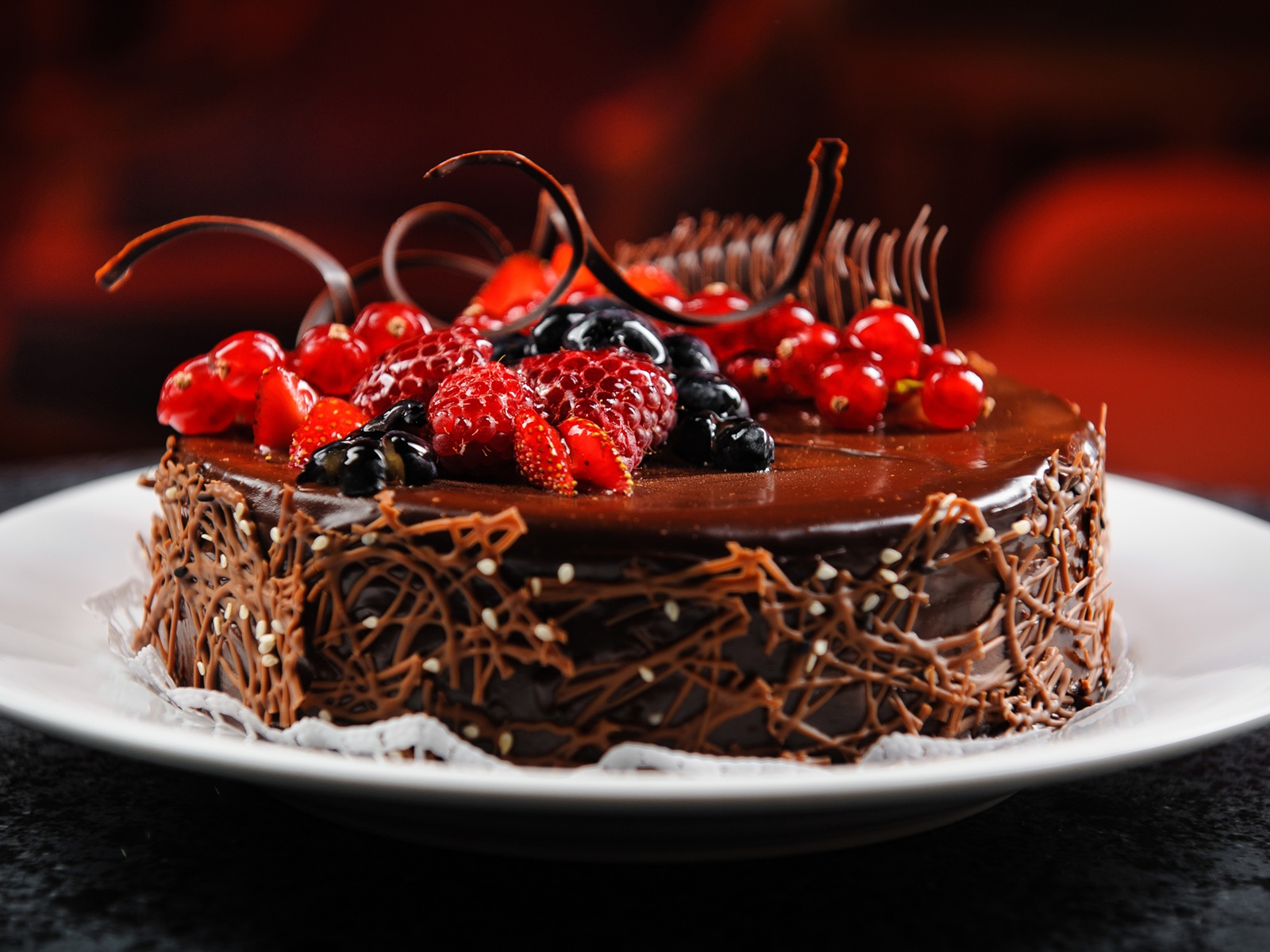 Köstliche Schokoladen-Kuchen mit frischen Beeren-tortendekoration