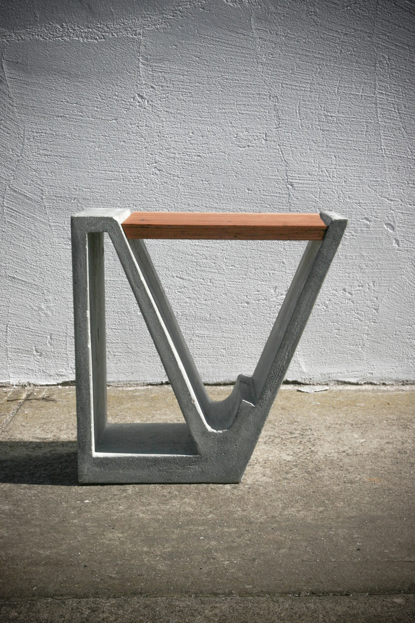 Minimalistischer Stuhl aus Holz und Beton
