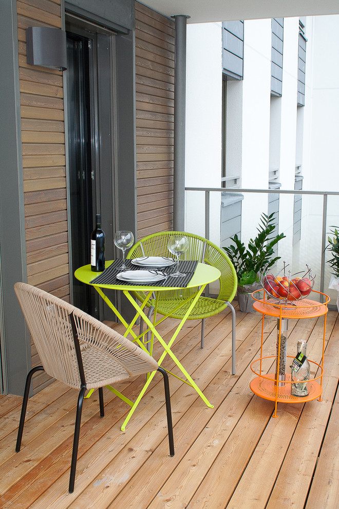 coole-balkon-möbel-ideen-farbe-tisch-stühle-grün-terrassenmöbel