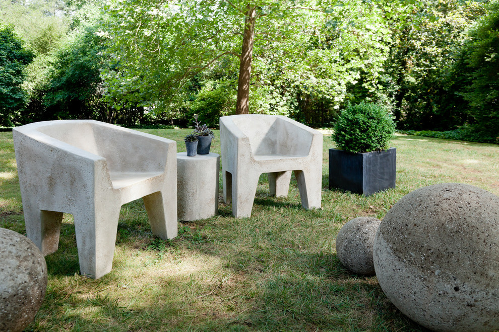 Zwei graue Gartenstühle aus Beton