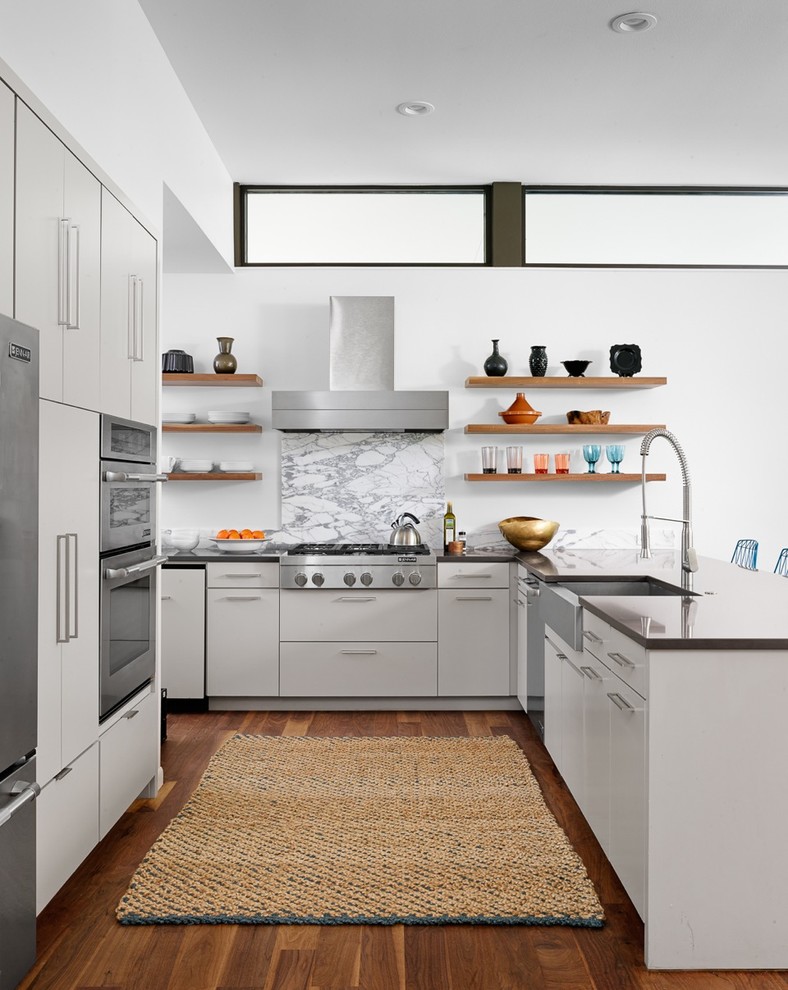 küchenregale und deckenbalken aus hellem holz-küchenregale-design