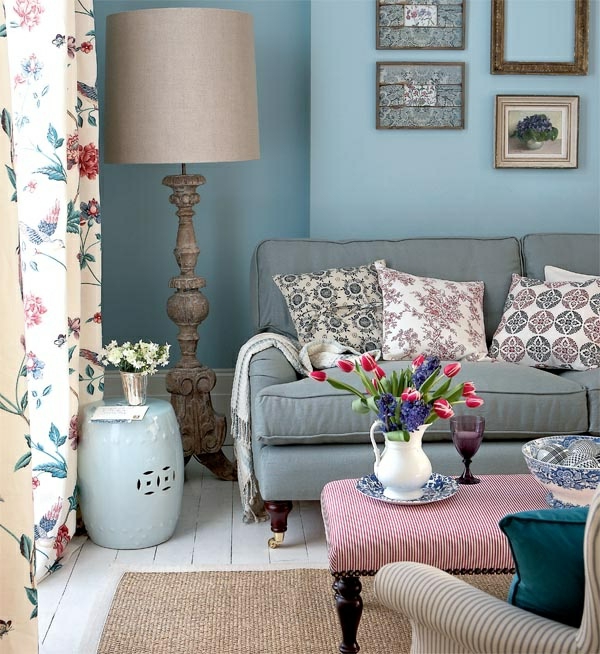 wohnzimmer farbige gardinen floral-Sofa im Landhausstil