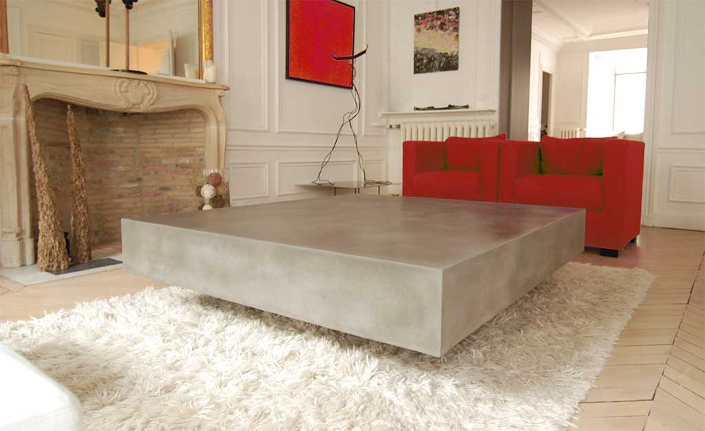 Koselig moderne stue med lav kaffebord laget av betong