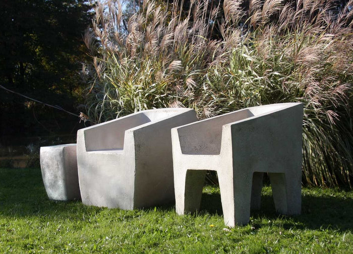 Moderne minimalistiske lenestoler laget av betong
